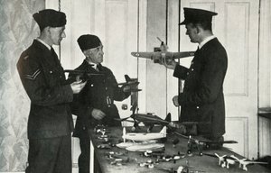 RAF-henkilöstö oppi tunnistamaan lentokoneita toisen maailmansodan aikana, 1941. tekijältä Charles Brown