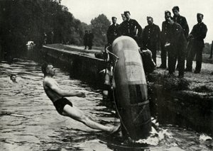 RAF:n henkilökunta opettelee käyttämään venettä, 1941.
