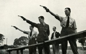 Revolveriharjoittelu peruskoulun lentokoulussa, 1941.