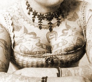 Lähikuva Annie Howardin rinnasta, n. 1898 (kaappikuva)
