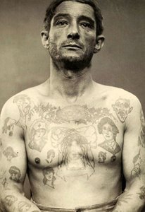 Muotokuva tatuoidusta miehestä