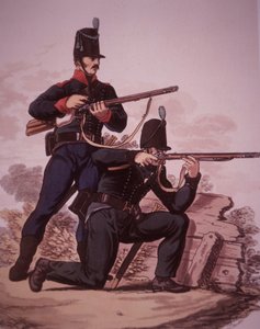 Brittiarmeijan kiväärit 1800-luvun alun: 60. Royal American Footin sotilas seisomassa ja 95. kiväärirykmentin sotilas polvistumassa (värilitho)