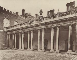 Hampton Court Palace, Colonnade to Kings Entrance tekijältä Charles Latham