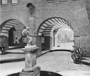 The Fountain Court (m/w kuva) tekijältä Charles Latham