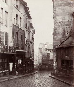 Rue de la Montagne-Sainte-Geneviève lähellä Rue LaPlacen risteystä (Rue de la Montagne-Sainte-Geneviève prés de carrefour de la rue LaPlace) tekijältä Charles Marville
