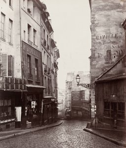 Rue de la Montagne-Sainte-Geneviève lähellä Rue LaPlacen risteystä (Rue de la Montagne-Sainte-Geneviève prés de carrefour de la rue LaPlace) tekijältä Charles Marville