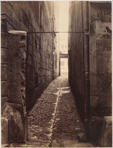 Rue du Chat-qui-Pêche (Rue de la Huchettelta nähtynä) tekijältä Charles Marville
