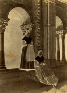Arlésiennes Saint-Trophimen luostarikäytävässä, ”Arles” tekijältä Charles Nègre