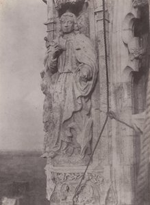 Pyhä Johannes evankelista, Chartresin katedraali,n. 1854 (kuva) tekijältä Charles Nègre