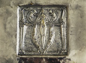 Basreliefi, yksityiskohta takkakoristeesta, makuuhuone Charles Rennie Mackintosh, Iso-Britannia, 1900-luku tekijältä Charles Rennie Mackintosh