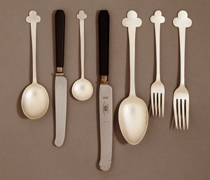Sähköpinnoitettu pöytäpalvelu, E. Bingham & Co., n. 1906 tekijältä Charles Rennie Mackintosh