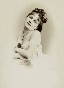 Muotokuva näyttelijä Henriette Victoire Drouardista (1851-1923). tekijältä Charles Reutlinger