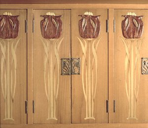 Yksityiskohta kaapin kaiverretusta upotekoristeesta, Guild of Handicraftin valmistama, n. 1898-1899 (mahonki, holly ja messinki) tekijältä Charles Robert Ashbee