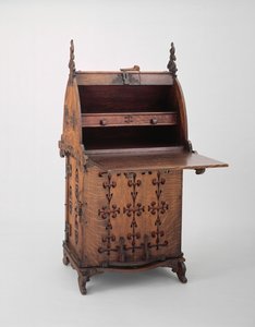 Työpöytä, n. 1889 (tammi, rauta, maali ja säkkikangas)