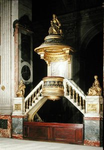 Saarnatuoli, jossa on kullatut Guesdonin Faith and Hope -hahmot ja Dumontin Charity -hahmot