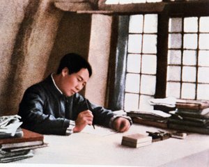 Mao kirjoitti teoksensa "" Pitkästä sodasta"" luolassa Yenanissa tekijältä Chinese Photographer