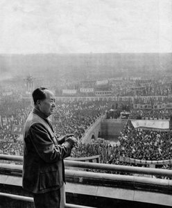 Kiinan valtionpäämiehen Mao Tse-Tungin (Mao Ze-Dong tai Mao Zedong tai Mao Tse Toung tai Mao Tso Tong) (1893-1976) muotokuva kommunistisen puolueen muistotilaisuudessa. Kiina, noin vuonna 1960.