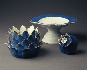 A Vegetable Form Tureen, Cover and Tazza, Jiaqing Period (1796-1820) n. 1800 (posliini) (katso myös 314544)