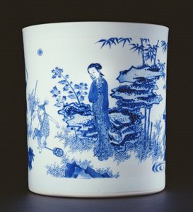 Sinivalkoinen sivellinruukku, jossa nainen ja pojat leikkivät harrastushevosilla puutarhassa, Chongzheng, 1630-44 (posliini) (ks. 205937) tekijältä Chinese School