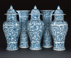 Sinivalkoinen koriste, Kangxi-kausi (1662-1722) (posliini)