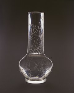 Pullossa kaiverrettu bambu, lingzhi-sienen kasveja ja kiviä, Qianlong-merkki ja piste, 1736-95 (lasi)