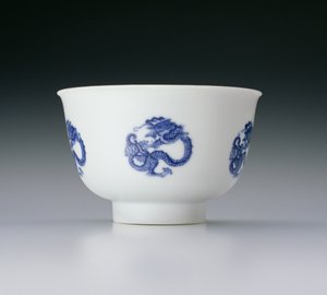 Kulho, koristeltu lohikäärmerenkailla, Kangxi-merkki ja aikakausi 1662-1722 (posliini sinisellä aluslasituksella) (katso myös 142285)