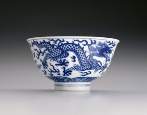 Kulho lohikäärmeillä ja aalloilla, Xianfeng-merkki ja aikakausi 1851-61 (posliini sinisellä aluslasituksella) (katso myös 142299) tekijältä Chinese School
