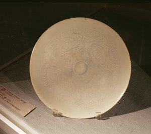 Kulho, jossa on leikattu kukkakoristeet, Nanchangista, Jiangxin maakunnasta, Sung-dynastiasta, 1100-1200-luvulta (posliini)