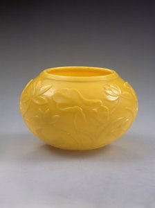 Veistetty kulho, Qianlong-kausi (1736-95) (värillinen lasi) (katso myös 272125)