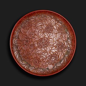 Kaiverrettu astia, jonka pohjassa on Xuanden (1426-36) merkki, kiinalainen (punainen lakka puussa) tekijältä Chinese School