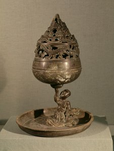 Kosmisen vuoren po-shan-lu" muotoinen suitsuke, jota hirviön päällä istuva mies pitää ylhäällä, prinsessa Tou Wenin haudasta, Mancheng, Hebei, läntinen Han-dynastia (pronssi).