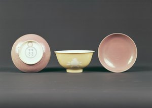 Pyöreä kulho, Chien Lung -kausi (1736-1795) (keraaminen) tekijältä Chinese School