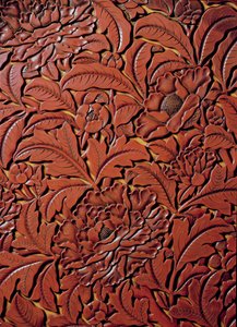 Yksityiskohta veistetystä astiasta, jonka pohjassa on Xuanden (1426-36) merkki, kiina (punainen lakka puussa) tekijältä Chinese School