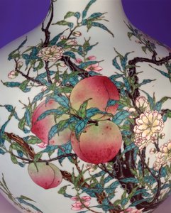 Yksityiskohta upeasta Famille Rosen yhdeksän persikan muotoisesta pallomaisesta pullomaljakosta, 1735-1795 tekijältä Chinese School