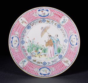 La Dame au Parasolia kuvaava Famille Rosella maalattu lautanen Cornelis Pronkin (1691-1759) Qianlong-kauden (1736-95) n. 1734 mukaan (posliini)