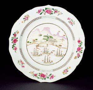 Famille rose emaleilla maalattu lautanen, jossa näkyy Pöytävuori ja neljä Alankomaiden lipun alla purjehtivaa laivaa Hyväntoivon niemen edustalla, Qianlong-kausi (1736-95) n. 1770 (posliini)