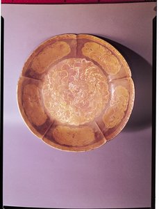 Kaiverrettu astia, Tang-dynastia (618-907) (kulta ja hopea)