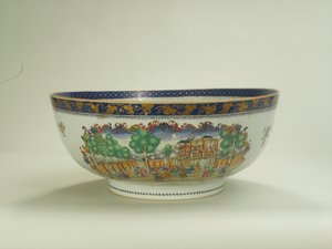 Famille-ruusukuppi soikealla lehvistöpaneelilla, joka kuvaa Grand Walkia, Vauxhall Gardensia 1750-luvulla, Qianlongin ajanjaksoa (1736-95) n. 1790 (keraaminen) (katso myös 294698) tekijältä Chinese School