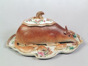 Famille ruusukastike tureen ja kansi mallitettu oravaksi, Chien Lung -kausi (1736-95) (keraaminen)