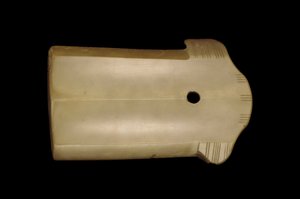 Fragmentti tikarikirveestä (ge) myöhään Shangista varhaiseen Länsi-Zhou-dynastiaan, 1100-1000-luvulla eKr. (jade) tekijältä Chinese School