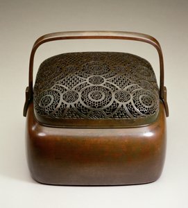 Käsilämmitin, valmistaja Tsui-li Wang Feng-chiang Chia-hsingissä, Chekiangissa, Ming-dynastiassa (hakattu ja lävistetty kupari)