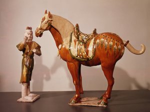 Hevonen ja sulhanen, Tang-dynastia (618-907) (värillinen, lasitettu, terrakotta)