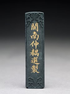 Mustepuikko, jossa kohokuvio tekijältä Chinese School