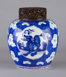 Purkki (kannen ja lohikäärmekuvioinnin kanssa), 1662-1722 (keraaminen) tekijältä Chinese School