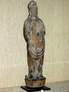 Kouan-yin, myötätunnon bodhisattva, Song-dynastia (960-1276) (maalattu puu)