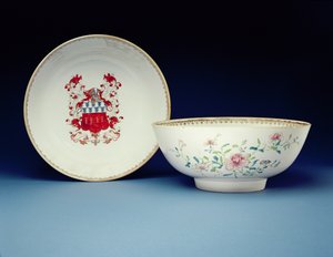 Famille rose emaleilla koristeltu kulhopari Joynesin käsivarsilla, Yongzheng-kauden (1723-35) (posliini)