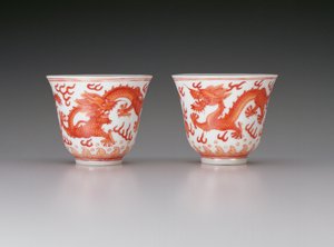 Pari viinikuppia, jotka kuvaavat viisikynisiä lohikäärmeitä jahtaamassa liekehtiviä helmiä, Guangxun merkki ja aikakausi 1875-1908, kiina (posliini, raudanpunainen koristelu) tekijältä Chinese School