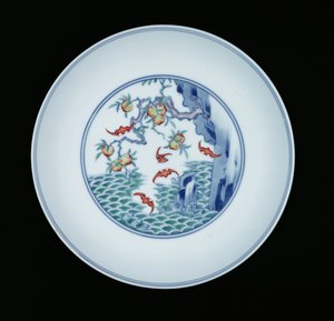 Posliiniastia maalattu aluslasituksen sinisellä ja ducai emaleilla, 1723-1735 (posliini)