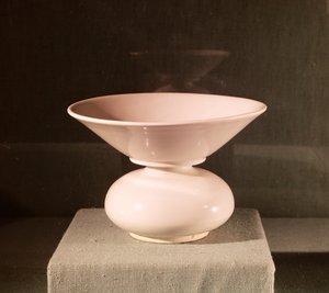 Posliininen sylkykuppi, Xian, Shaanxi, Tang-dynastia (618-907 jKr) (posliini)