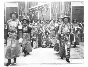 Muotokuva TzU-Hsista (1835-1908) Kiinan keisarinna rouva, odotusnaiset ja vartijat tekijältä Chinese School